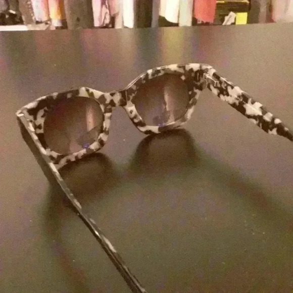 Ted Baker of London 52mm black with animal print inside. Dark lenses - Picture 2 of 4